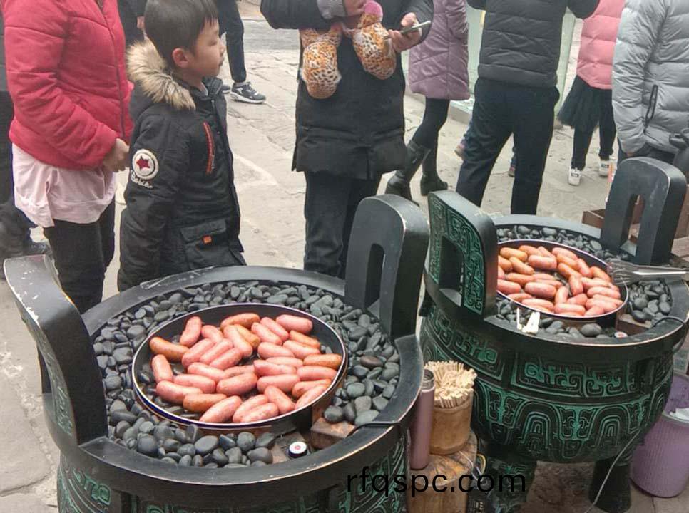 漢伯(bo)尅(ke)石鍋烤(kao)腸(chang)貴陽(yang)廟(miao)會倍(bei)受歡迎